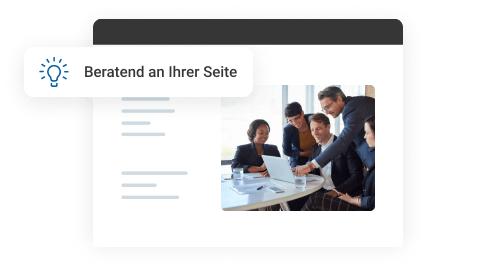 Eine Gruppe von sechs Personen diskutiert an einem Tisch &uuml;ber einen Laptop in einem modernen B&uuml;ro.