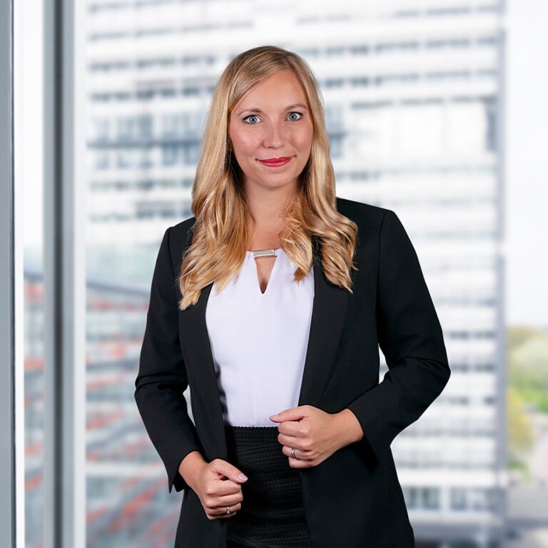 Juliane Dannewitz, LL.M., Juristin und TÜV-zertifizierte Datenschutzbeauftragte bei intersoft consulting services AG