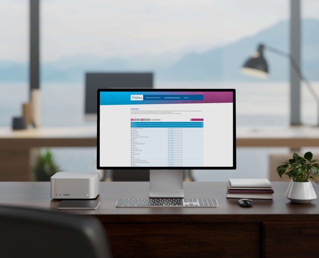 Ein moderner Schreibtisch mit einem Computerbildschirm, der eine Webseite anzeigt, und einer Pflanze im Hintergrund.