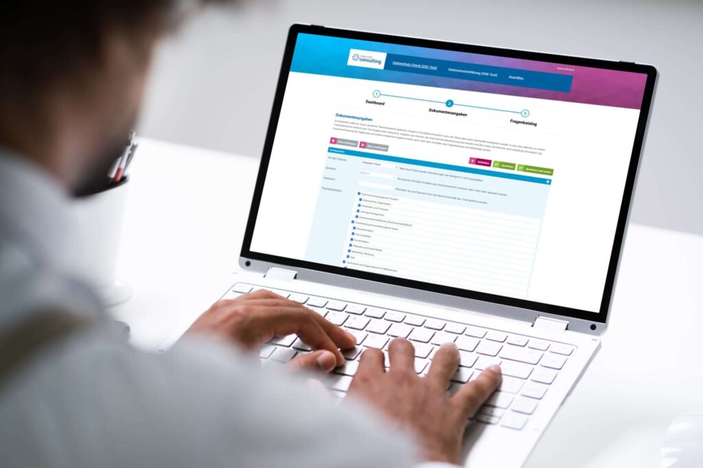 Eine Person tippt auf einer Laptop-Tastatur, w&auml;hrend sie eine Webseite mit Daten und Informationen betrachtet.