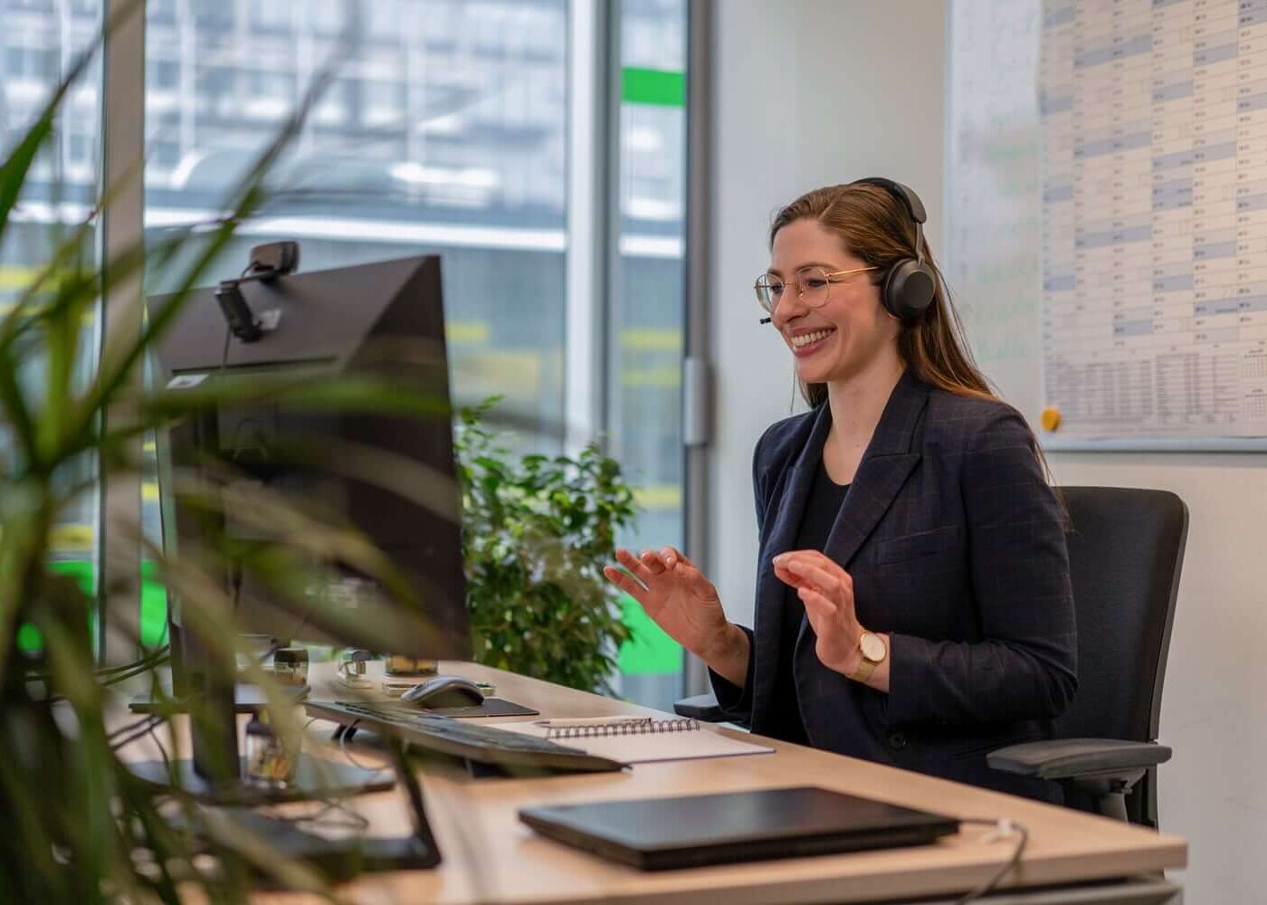 Eine Datenschutz-Consultant ber&auml;t in einem Online-Meeting l&auml;chelnd einen Kunden