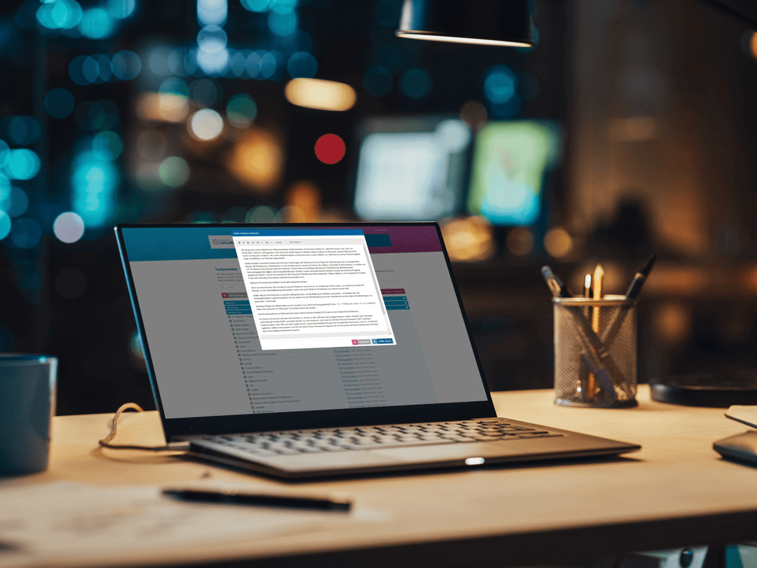 Ein Laptop auf einem Schreibtisch bei Nacht, umgeben von blauem Licht und einem Kaffeebecher.