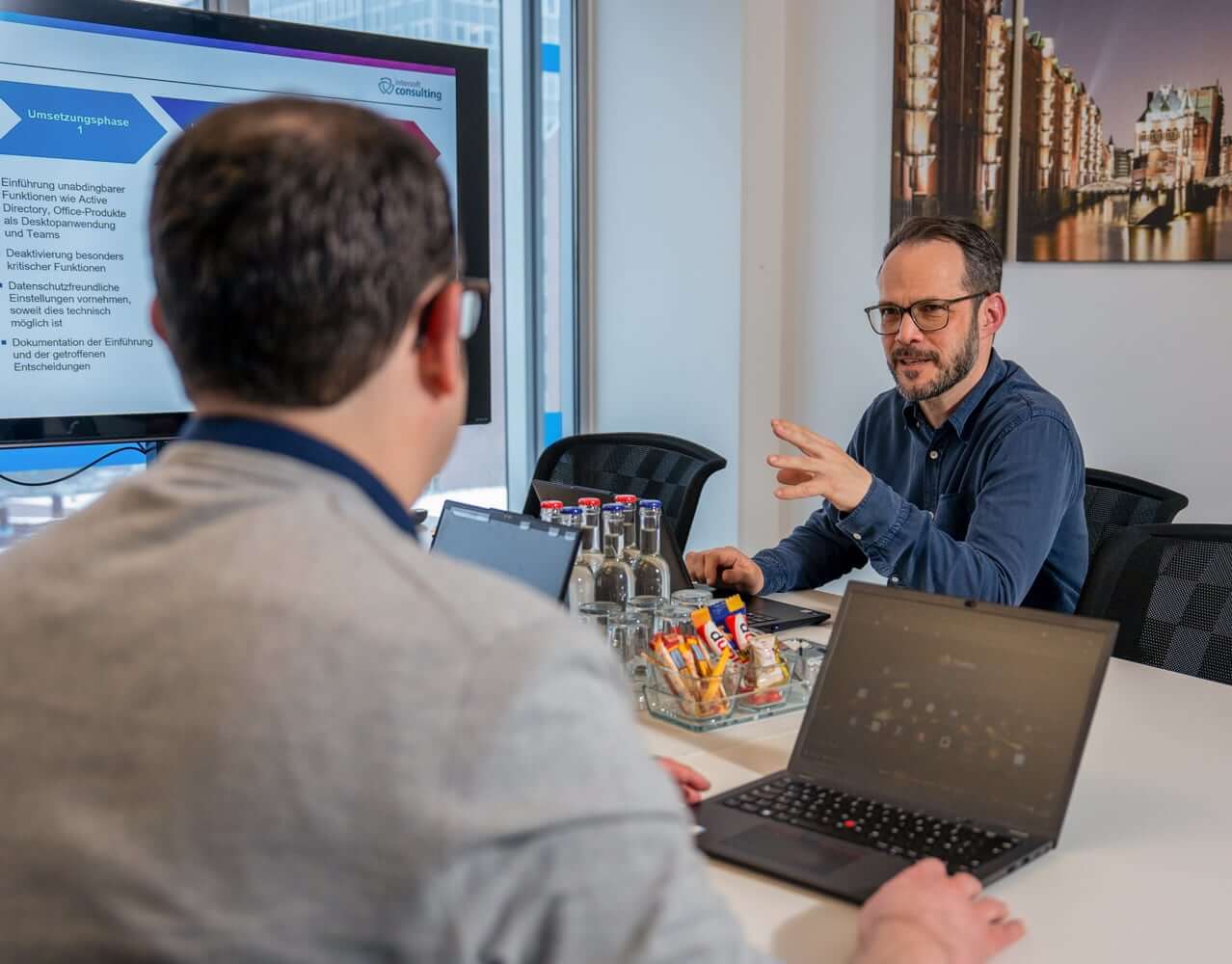 In einem Meeting l&auml;sst sich eine Person von einem Datenschutz Consultant zu verschiedenen Leistungen beraten