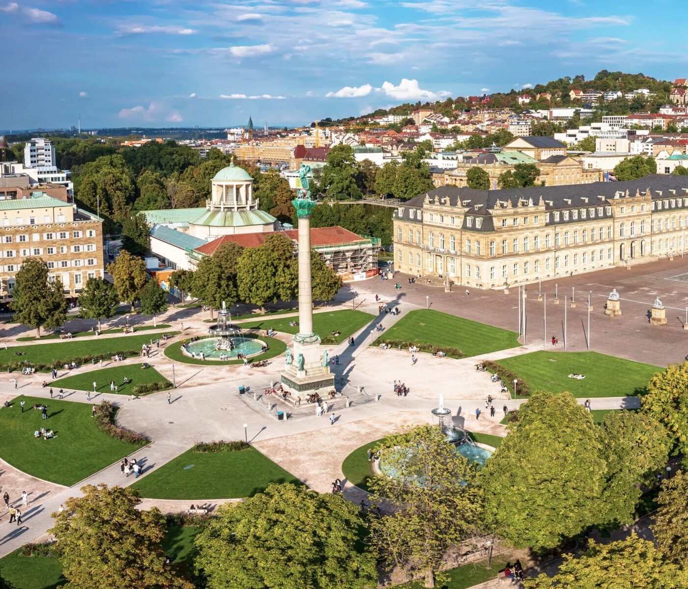 Luftaufnahme des Schlossplatzes in Stuttgart mit Brunnen, Gr&uuml;nfl&auml;chen und historischen Geb&auml;uden.