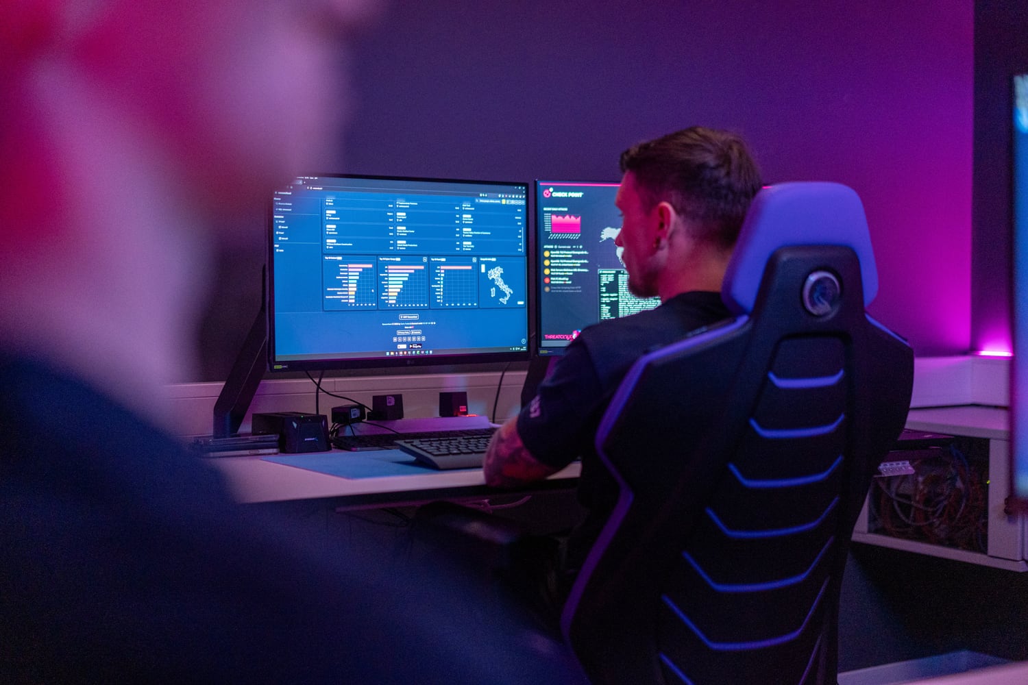 Ein IT-Forensiker untersucht auff&auml;llige Netzwerkverbindungen an einem Computerarbeitsplatz.