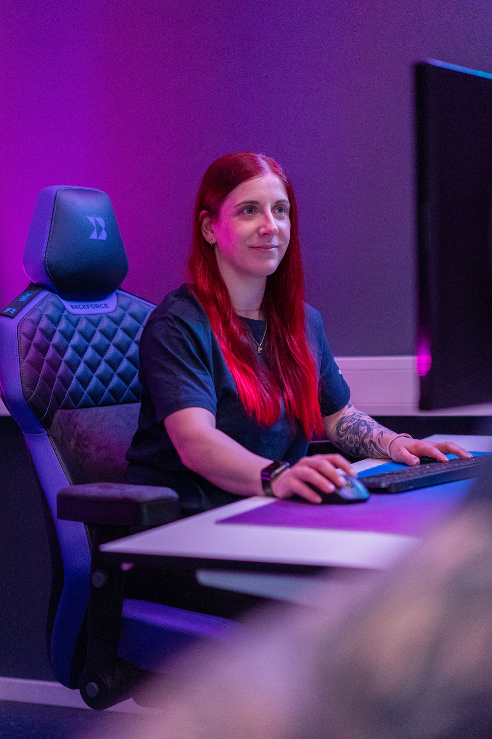 IT-Forensikerin bei der Arbeit am Computer