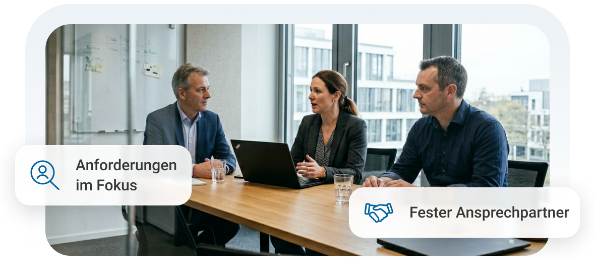 Drei Personen in einem Meeting, diskutieren Anforderungen vor einem Laptop in einem modernen Büro.