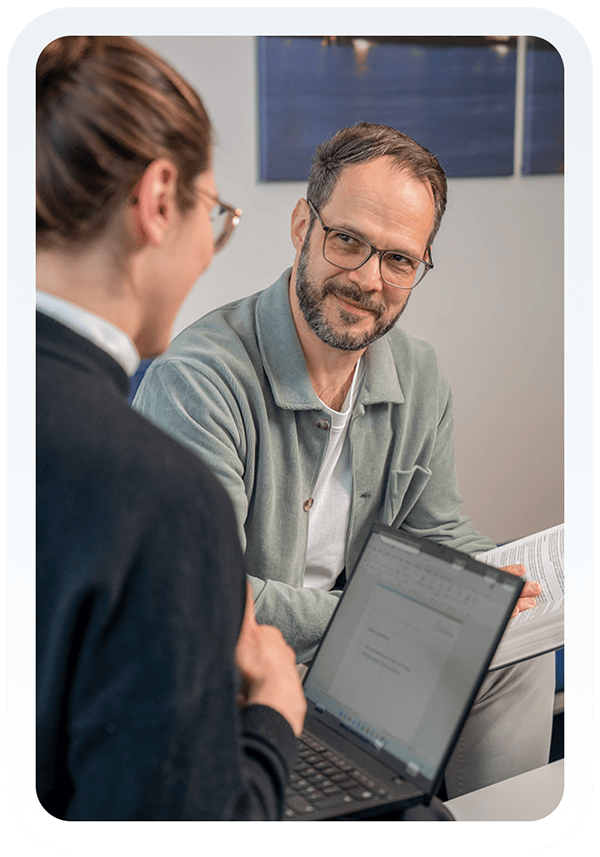 Zwei Datenschutzberatende teilen ihre Expertise in einem Meeting und halten die Ergebnisse in einer Pr&auml;sentation fest