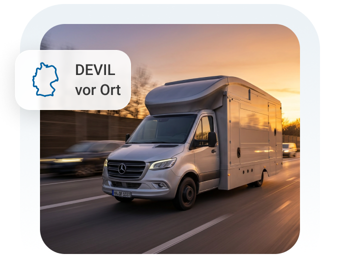 Das mobile IT-Forensik-Labor DEVIL f&auml;hrt im Sonnenuntergang &uuml;ber eine deutsche Autobahn