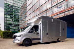 Das mobile IT-Forensik-Labor DEVIL steht vor dem Bürogebäude der intersoft consulting services AG.