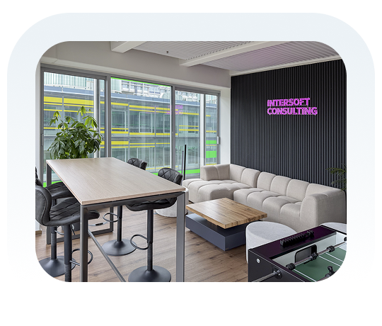 Moderne B&uuml;roumgebung mit einem gem&uuml;tlichen Sofa, einem Tisch und Pflanzen, ideal f&uuml;r Besprechungen und Entspannung.