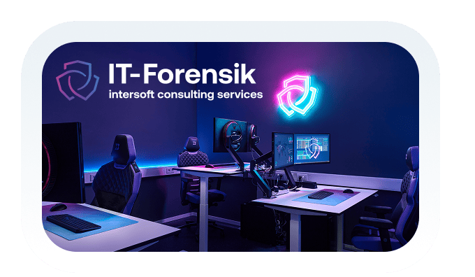 Moderne IT-Forensik-Arbeitsumgebung mit Schreibtischen, Computern und neonfarbener Beleuchtung, darüber das IT-Forensik Logo von intersoft consulting.