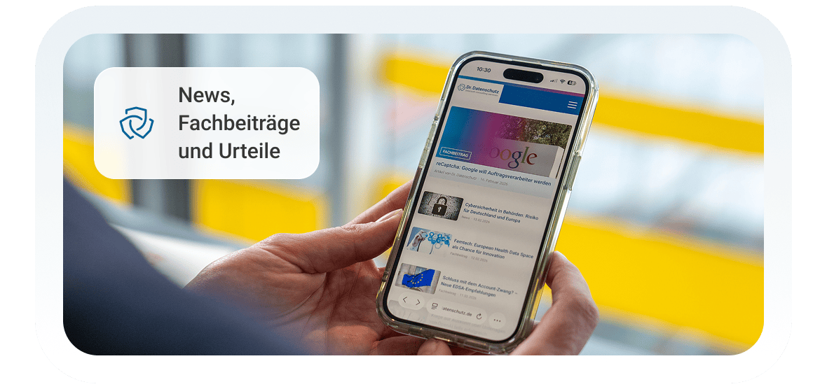 Eine Hand hält ein Smartphone, das eine Webseite mit Nachrichten und Fachbeiträgen zeigt.