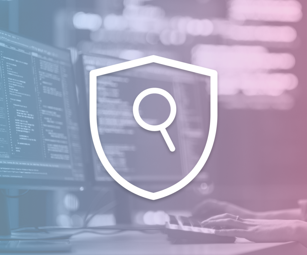 Schutzsymbol mit Lupe vor einem verschwommenen Hintergrund von Computerbildschirmen und Programmiercode.