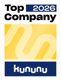 Auszeichnungsschild "Top Company 2026" von kununu mit gelbem Hintergrund und geschwungenem Design.