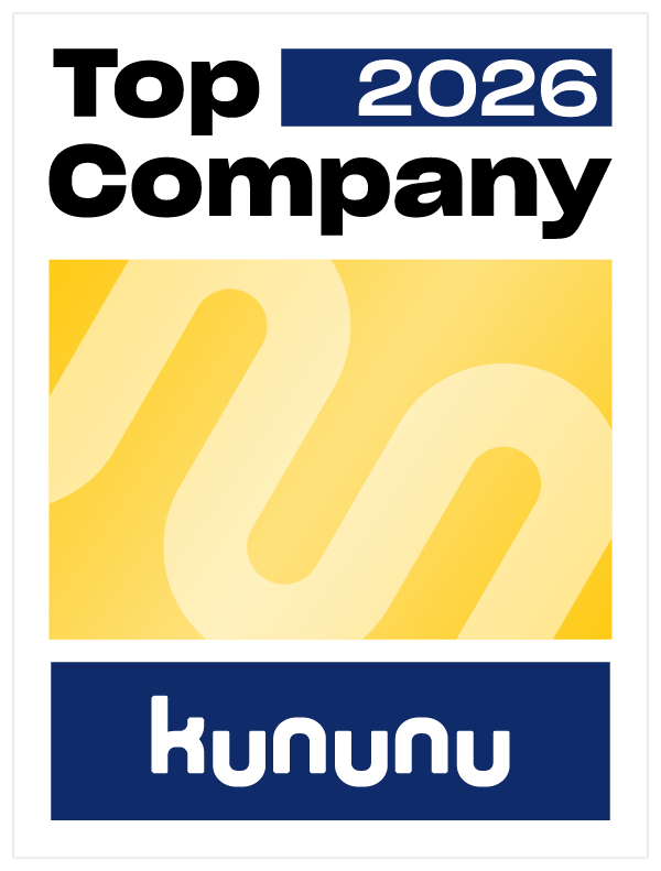 Auszeichnungsschild "Top Company 2026" von kununu mit gelbem Hintergrund und geschwungenem Design.